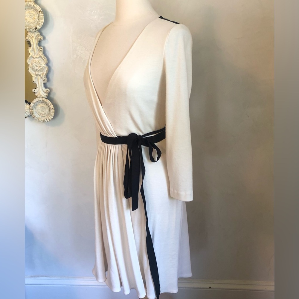 Diane Von Furstenberg Ivory Wool seduction wrap Dress w/Black Lace back size 4 - Picture 6 of 17